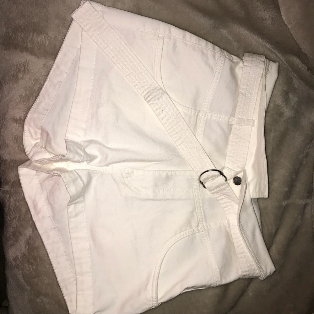 H&M white shorts, with belt. Never worn!